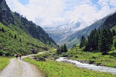 İnsanlar Gerlostal bir parçası olarak Alp manzara aracılığıyla hiking 