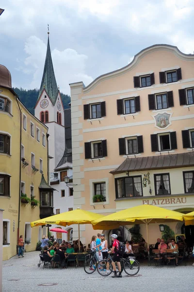 Lidé navštěvující Rattenberg na Innu (Tirol Rakousko) — Stock fotografie