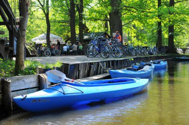 İnsanlar onun peyzaj spree Nehri ile Spreeewald ziyaret