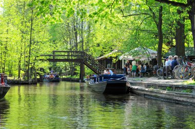 İnsanlar onun peyzaj spree Nehri ile Spreeewald ziyaret