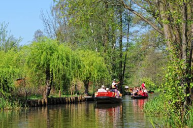 İnsanlar onun peyzaj spree Nehri ile Spreeewald ziyaret