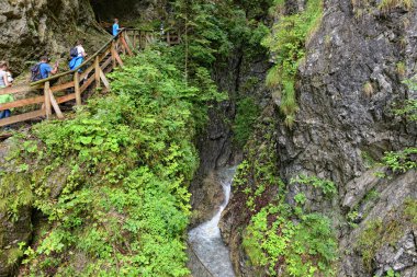 insanlar Wolfsklamm gorge yakınındaki Tirol Austr Stans ile hiking