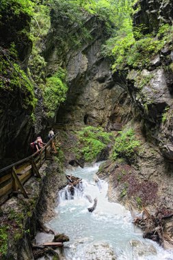 insanlar Wolfsklamm gorge yakınındaki Tirol Austr Stans ile hiking