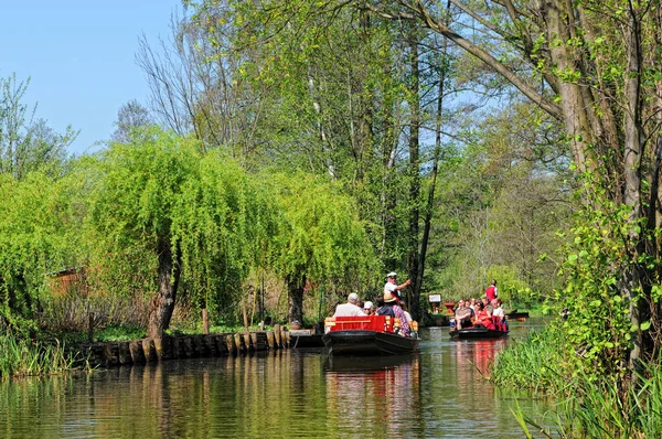 İnsanlar onun peyzaj spree Nehri ile Spreeewald ziyaret