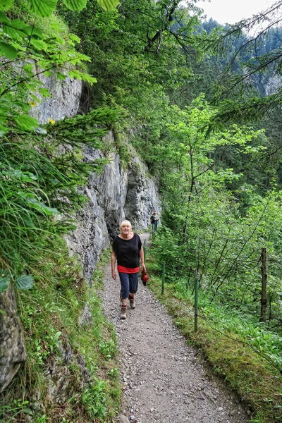 Pessoas caminhando através Wolfsklamm desfiladeiro perto de Stans no Tirol Austr — Fotografia de Stock