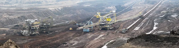 Kömür madeni ile kova tekerlekli ekskavatör — Stok fotoğraf