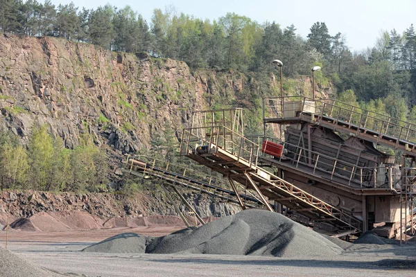 Steinbrecher in einem Steinbruch aus Porphyrgestein. — Stockfoto