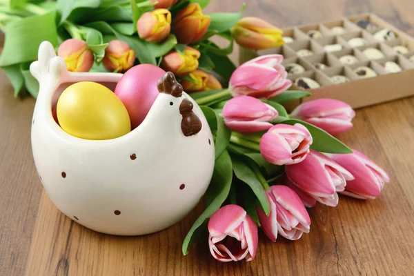Chicken bowl with easter eggs and bunch of tulips around — Stock Photo, Image