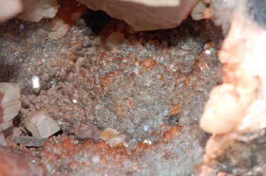 Kalsit kristalleri porfir kayalarda