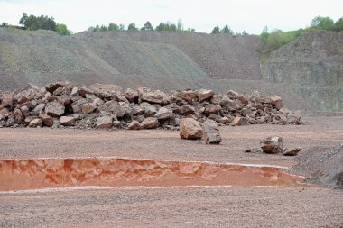 bir taş ocağında benim tarak ile göster 
