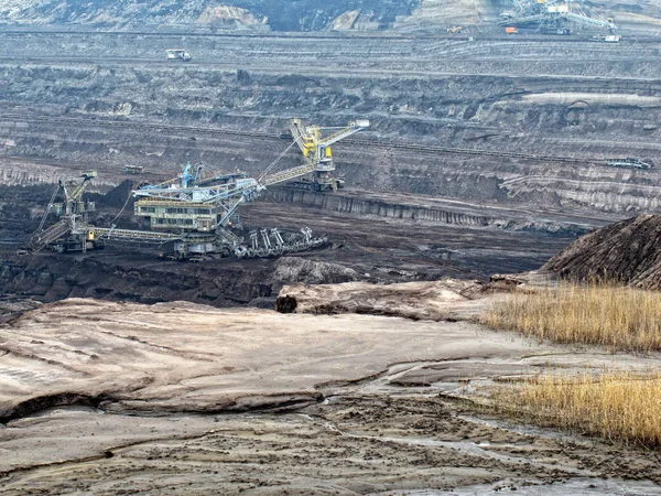 Вугільна шахта з екскаватором . — стокове фото