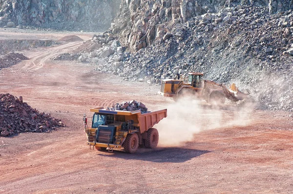 Camión volquete de carga bulldozer con material de roca de pórfido en un — Foto de Stock