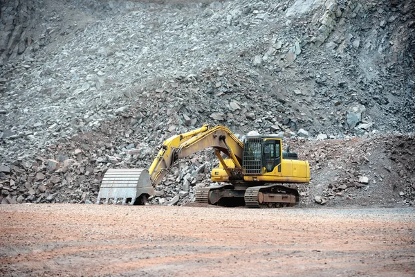 Vista en una mina de cantera con excavadora —  Fotos de Stock