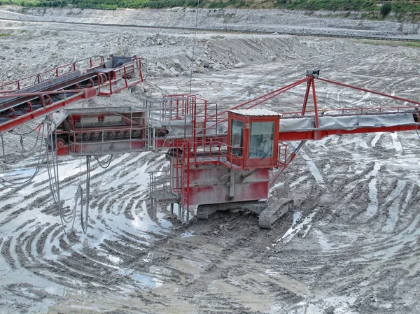 Vista en una mina de cantera con excavadora — Foto de Stock