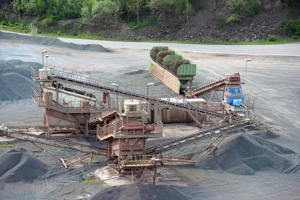 Concasseur à pierre dans la mine à ciel ouvert. image hdr . — Photo