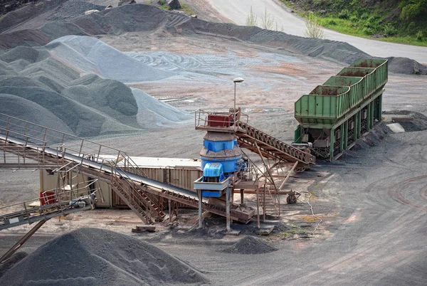Trituradora de piedra en una mina a cielo abierto. industria minera — Foto de Stock