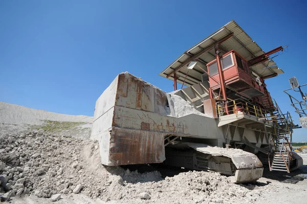 Drtič kamene stroj v otevřené jámy dolu. těžební průmysl — Stock fotografie