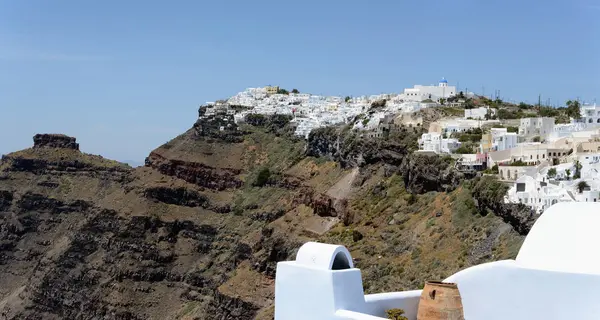Stadtbild von Fira, Stadt auf der Insel Santorini (Griechenland) mit typischen — Stockfoto