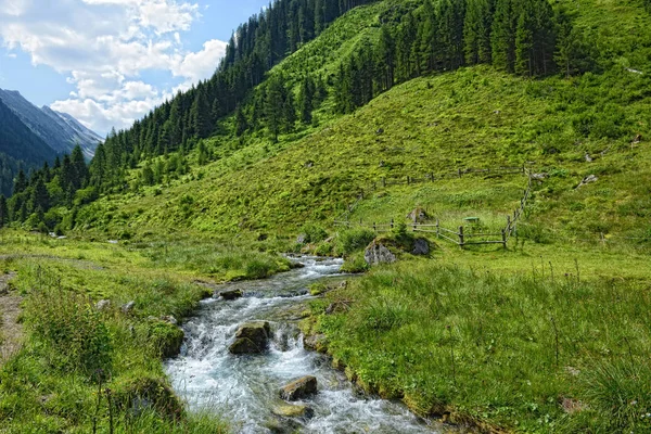 Arroyo que fluye a través de los alpes zillertales del tirol (austria ) — Foto de Stock