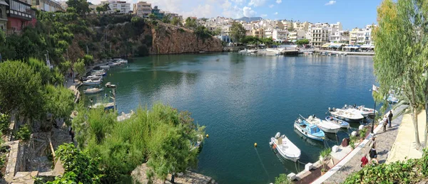 Stadsbilden i Agios Nikolaos med sjön Voulismeni och hamnen — Stockfoto