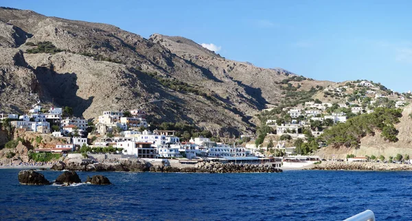 Přístavu Sfakia s lodí. Panoráma města. Libyjské moře c — Stock fotografie