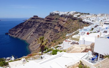 Fira (Santorini, Yunanistan) üzerinde onun tipik beyaz evler ile göster
