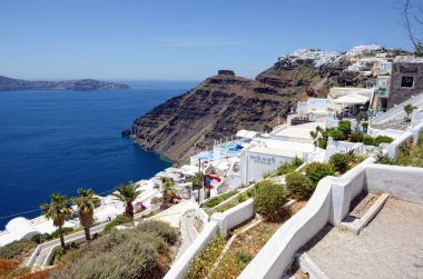 Fira (Santorini, Yunanistan) üzerinde onun tipik beyaz evler ile göster