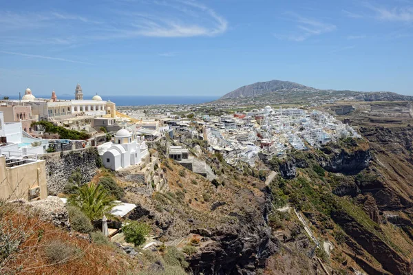Uitzicht over Fira (Santorini, Griekenland) met zijn typische witte huizen — Stockfoto