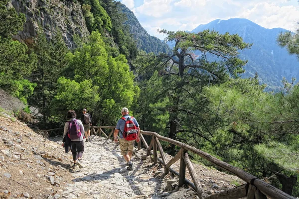 Άνθρωποι, πεζοπορία σε μονοπάτι μέσα από το φαράγγι της Σαμαριάς. (Κρήτη, Ελλάδα). — Φωτογραφία Αρχείου