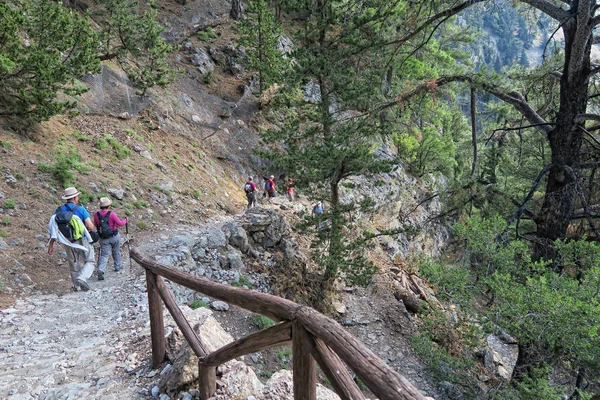 Άνθρωποι, πεζοπορία σε μονοπάτι μέσα από το φαράγγι της Σαμαριάς. (Κρήτη, Ελλάδα). — Φωτογραφία Αρχείου