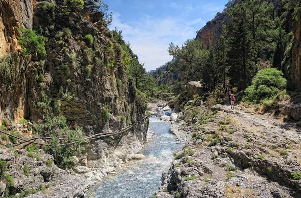 People hiking through Samaria Gorge in national park Lefka Ori m — Stock Photo, Image