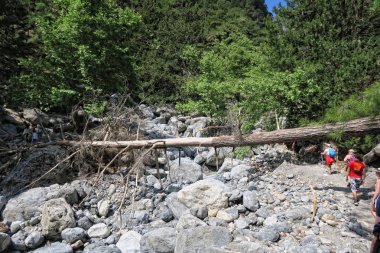 İnsanlar Samiriye gorge ile iz üzerinde hiking. (Crete, Yunanistan). 
