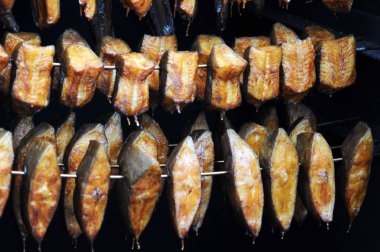 Sigara içen taze füme balık