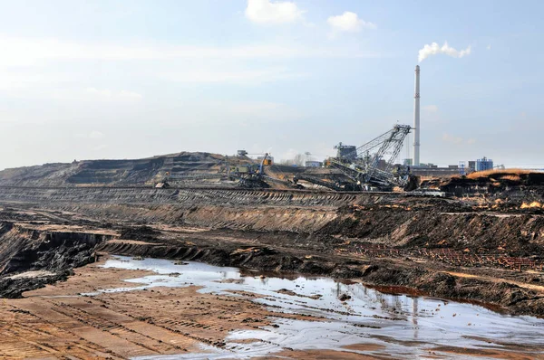 Visualizar em um carvão mina com sua fábrica de carvão — Fotografia de Stock