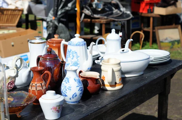 Antieke café pott China op rommelmarkt — Stockfoto