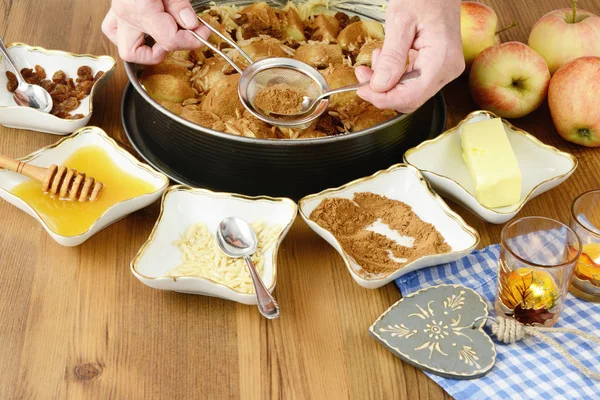 Выпечка яблочный пирог с ингредиентами вокруг, как мед миндаль и С — стоковое фото