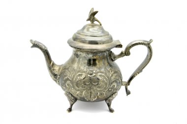 Beyaz arka plan üzerinde üstte kartal ile orientalic çaydanlık