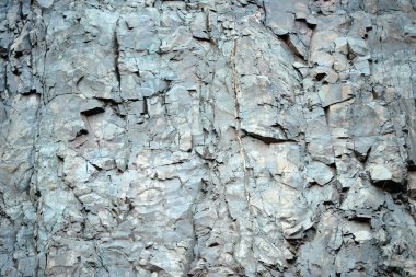 porfir kaya arka planda bir taş ocağı