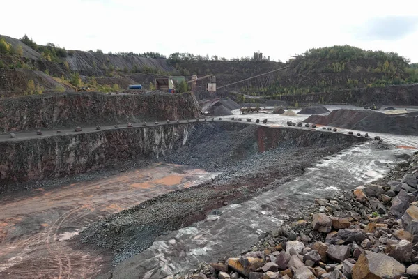 Havadan görünümü bir Somaki taşı madeni içine. taş ocağı.