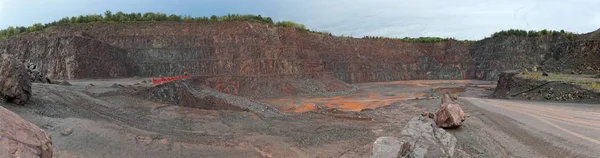 Vista a una mina de cantera para rocas de pórfido . —  Fotos de Stock