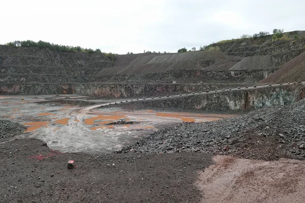 Bir ocağına benim porfir rocks için göster.