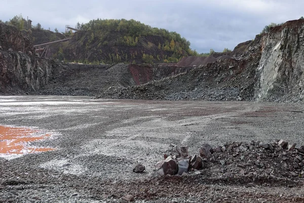 Vista a una mina de cantera para rocas de pórfido . —  Fotos de Stock