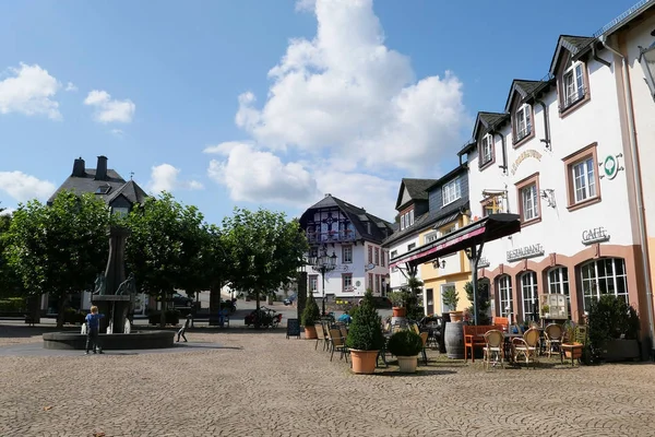 Stadsgezicht van Ulmen in Moselle eifel regio. Marktplaats — Stockfoto