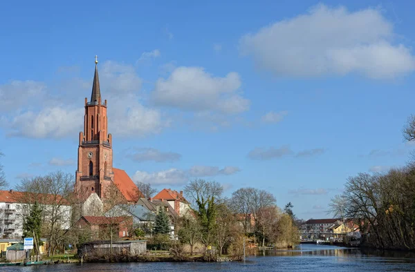 Rathenow 的城市景观它是 St. Marien 安德烈教堂和哈维尔 — 图库照片