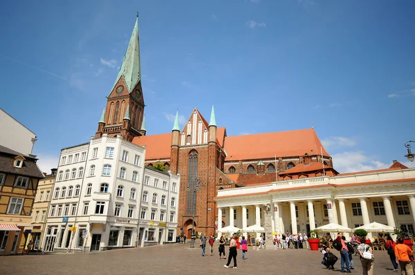 Stadtbild von Schwerin mit seinem traditionellen Schweriner Dom. (Deutschland) — Stockfoto