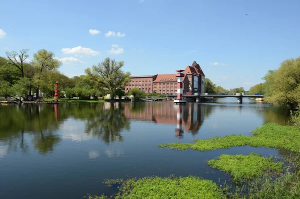 Rathenow 的城市景观与历史磨坊和哈维尔河。总结 — 图库照片