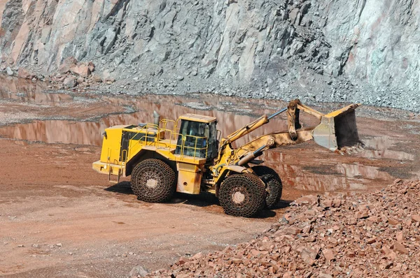 Transportador de tierra en una mina de cantera activa de rocas de pórfido. excavación . — Foto de Stock
