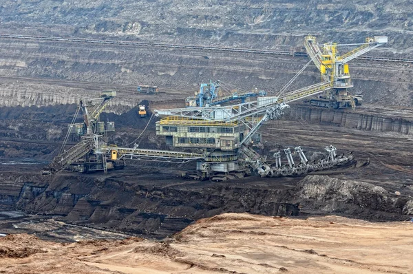 Vista en una mina de carbón con excatador de comadrejas de trabajo . — Foto de Stock