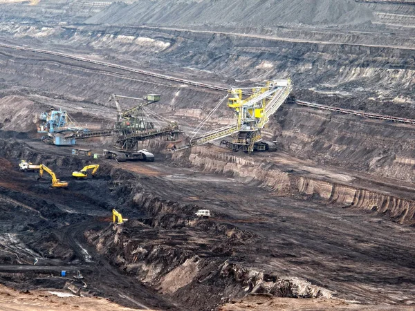 Vista en una mina de carbón con excatador de comadrejas de trabajo . — Foto de Stock