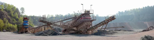 Máquina Stonecrusher em uma mina de pedreira ativa de rochas de pórfiro . — Fotografia de Stock